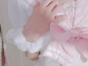 สาวเอเชียบริสุทธิ์สวมกระโปรงสีชมพูนิ้วโกนหี